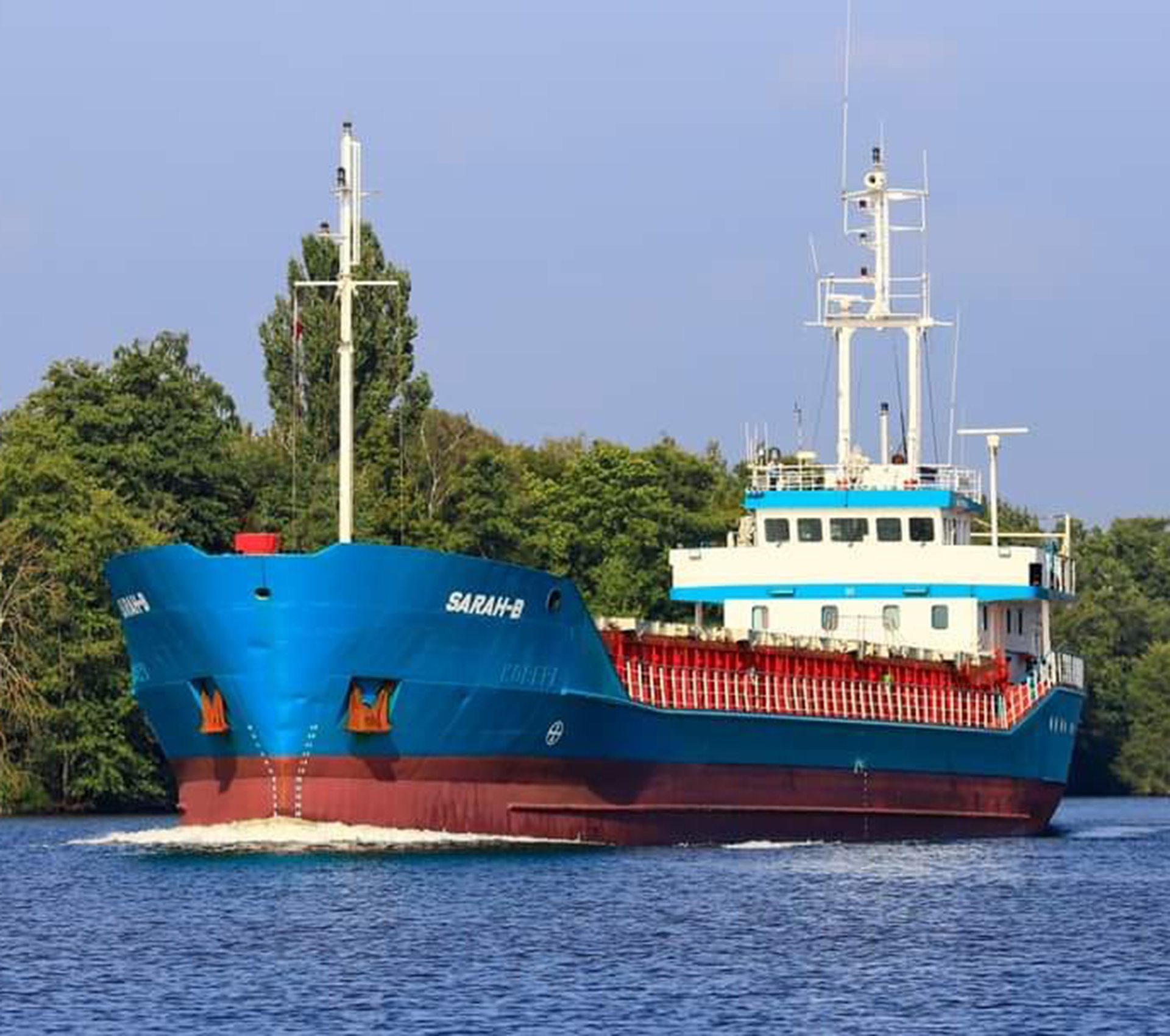 Das Schiff 'Sarah-B' von JEB transportiert Güter